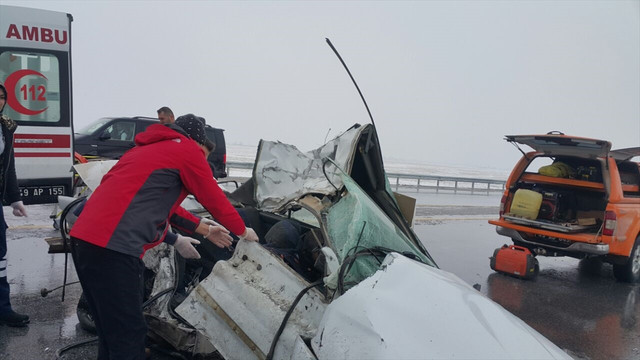 Muş'ta tır ile otomobil çarpıştı: 3 ölü
