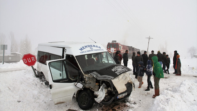 Muş'ta yük treni öğrenci servisine çarptı: 2 yaralı