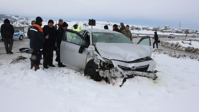 Öğrenci servisi ile otomobil çarpıştı: 13 yaralı