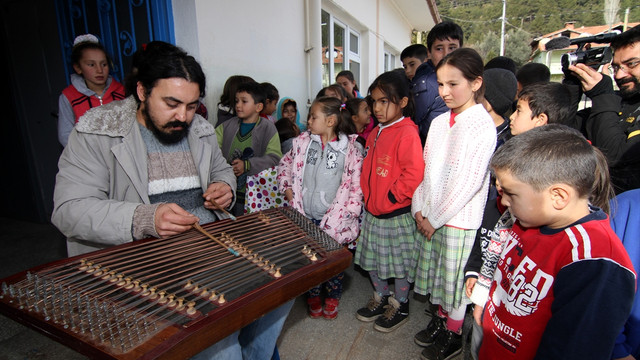 Öğrenciler geleneksel enstrümanlar ve müzikleri tanıdı