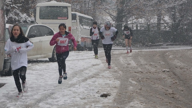 Öğrenciler kar yağışı altında koştu