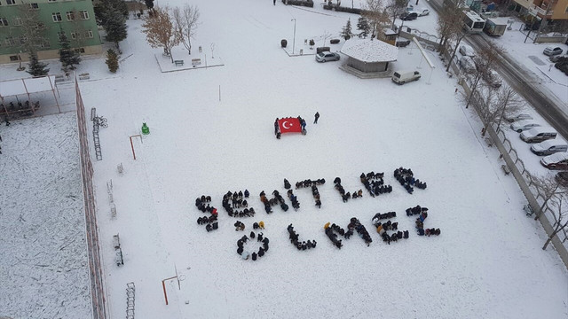 Öğrencilerden teröre anlamlı tepki