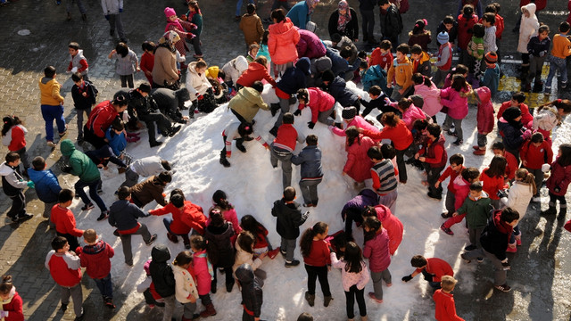 Okul bahçesine çocuklar için kamyonla kar taşındı