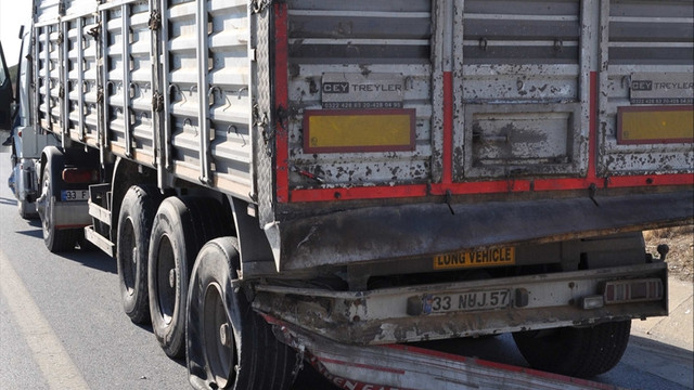 Mersinde trafik kazası: 2 ölü 3 yaralı