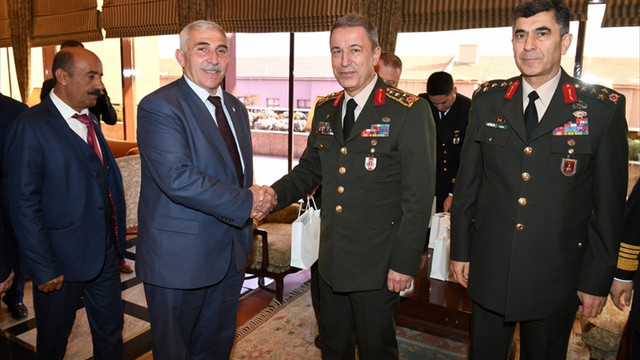 Orgeneral Akar güvenlik korucularını kabul etti