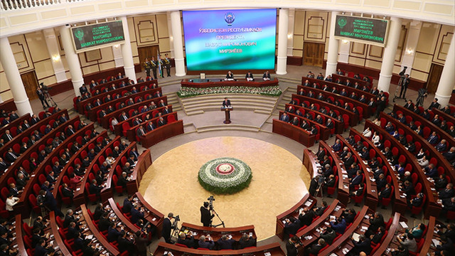 Özbekistan'ın yeni Cumhurbaşkanı Mirziyoyev görevine başladı