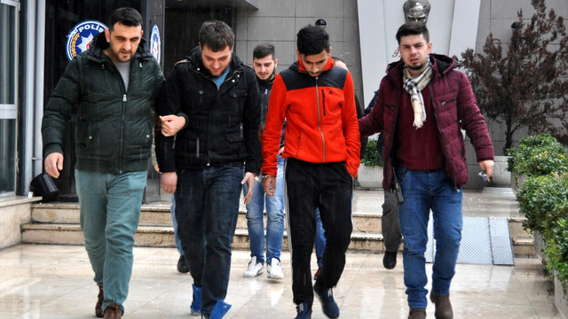 Parayı dolandırıcıya teslim ettiği anlar güvenlik kamerasında