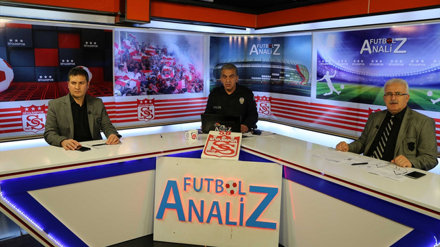 Polis üniformasıyla program sundular