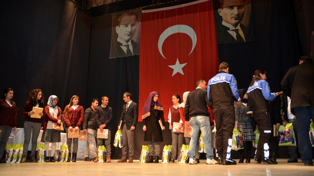 Polisten başarılı öğrencilere ödül