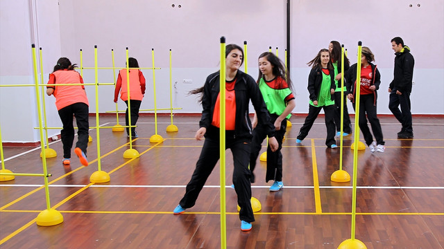 Polisten kız futbol takımına malzeme yardımı