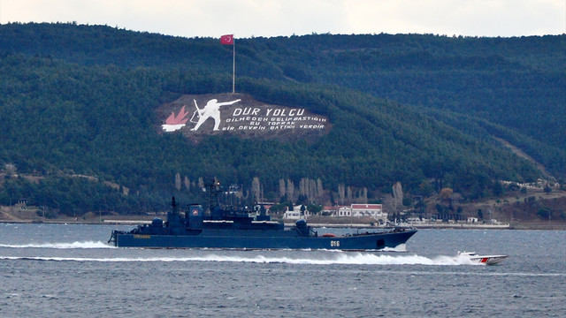 Rus askeri gemisi Çanakkale Boğazı'ndan geçti