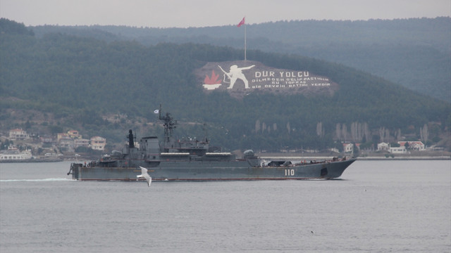 Rus askeri gemisi Çanakkale Boğazı'ndan geçti