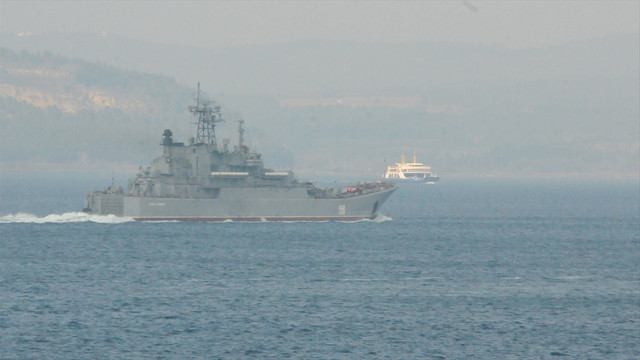 Rus askeri gemisi Çanakkale Boğazı'ndan geçti