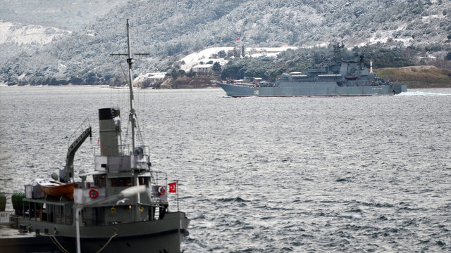 Rus askeri gemisi Çanakkale Boğazı'ndan geçti