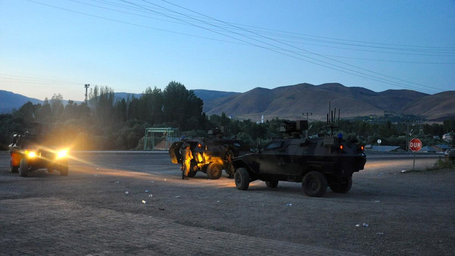 Siirtte PKKya operasyon! Köy camisinde YPG bayrağı örtülü tabut bulundu