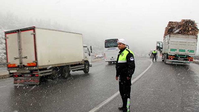 İzmir-Manisa karayolu kar nedeniyle kapandı