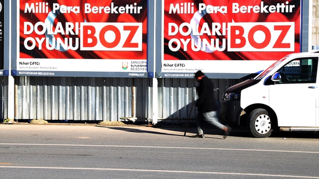 Şanlıurfa Belediyesinden Türk lirasına afişle destek