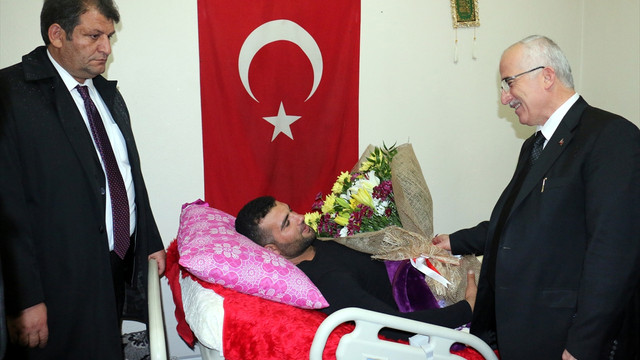 Şanlıurfa Valisi Tuna'dan yaralı askere ziyaret