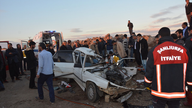 Şanlıurfa'da kamyon ile otomobil çarpıştı: 1 ölü, 4 yaralı