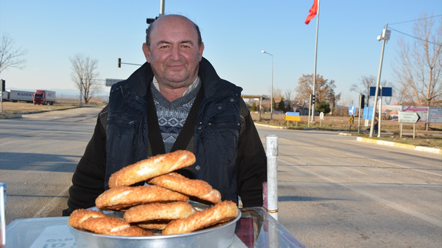 Satıcısı olmayan simit tezgahında hasılat tam