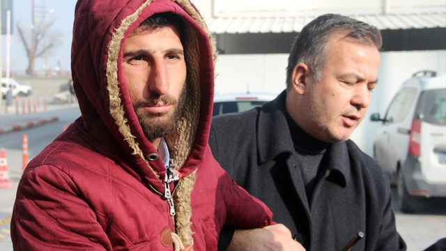 Satırla market soygunu güvenlik kamerasında