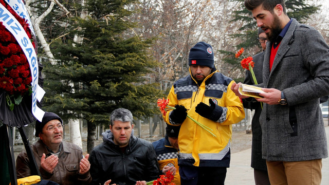 Şehit Komandolar Durağına vatandaş ilgisi