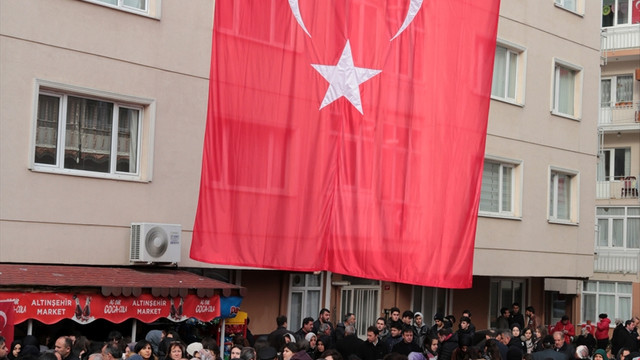 Şehit polis memuru son yolculuğuna uğurlanıyor