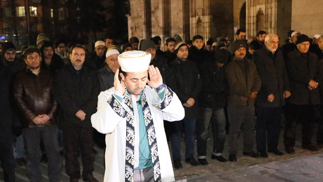 Şehitler için gıyabi cenaze namazı