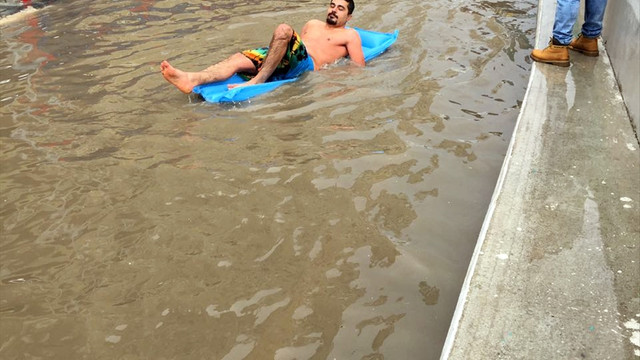 Sel sularının biriktiği alt geçitte yüzdüler