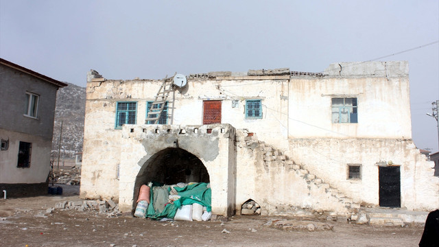 Şiddetli lodos Niğde'de evlerin çatısını uçurdu