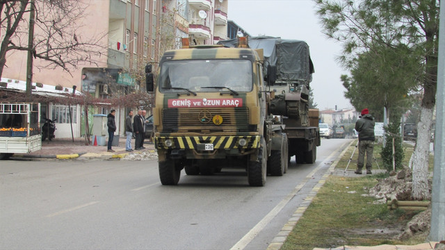 Sınıra askeri sevkiyat