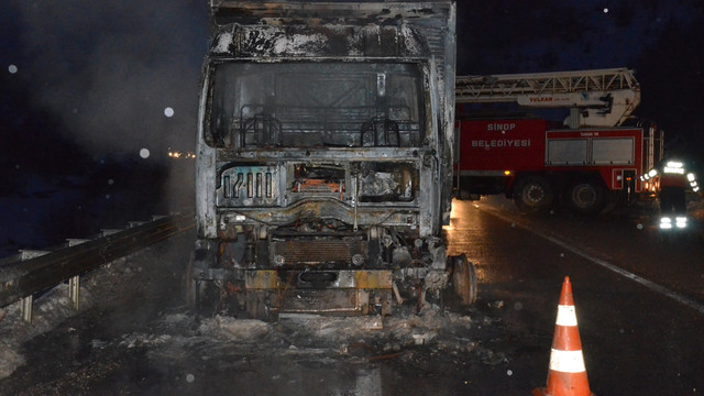 Sinop'ta tuğla yüklü kamyon yandı