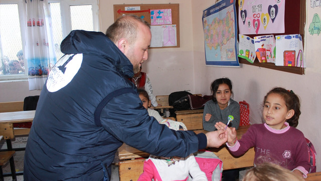 Şırnak'ta terör mağduru öğrencilere giysi yardımı