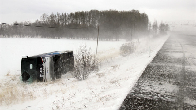 Sivas'ta 3 yolcu otobüsü devrildi: 17 yaralı