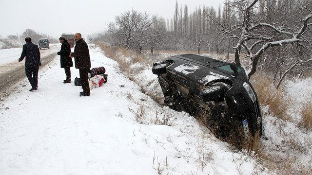 Sivas'ta minibüs devrildi: 7 yaralı