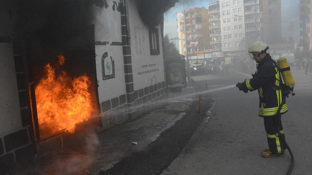 Siverek'te trafo binası yandı