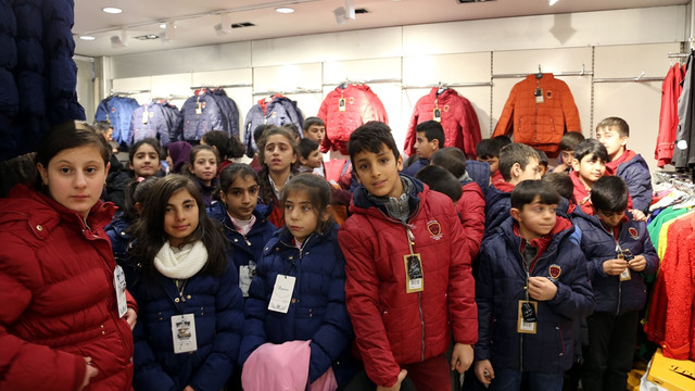 Soğuk kış günlerinde mont ve botlarına kavuştular