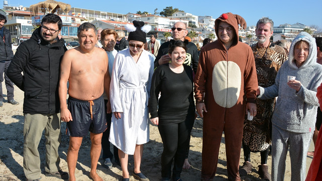 Sokak hayvanları için denize girdiler