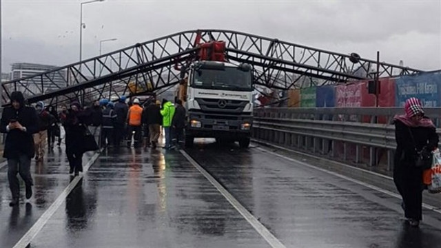 Beylikdüzünde vinç devrildi! Tüm yollar trafiğe kapatıldı
