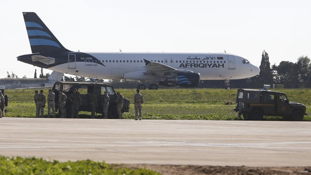 Libya uçağı kaçırıldı! Yolcuların tamamı serbest bırakıldı