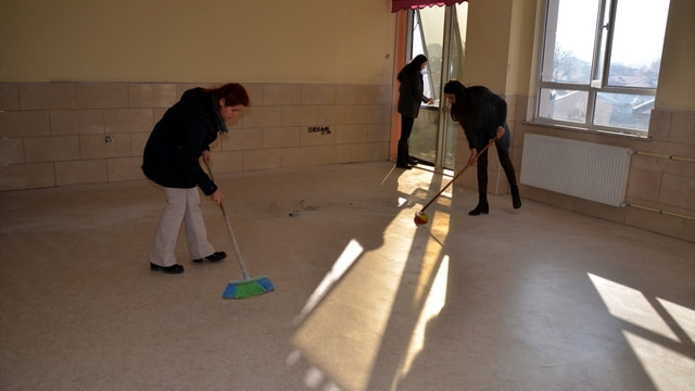 Sözleşmeli öğretmenler el birliğiyle okul temizledi