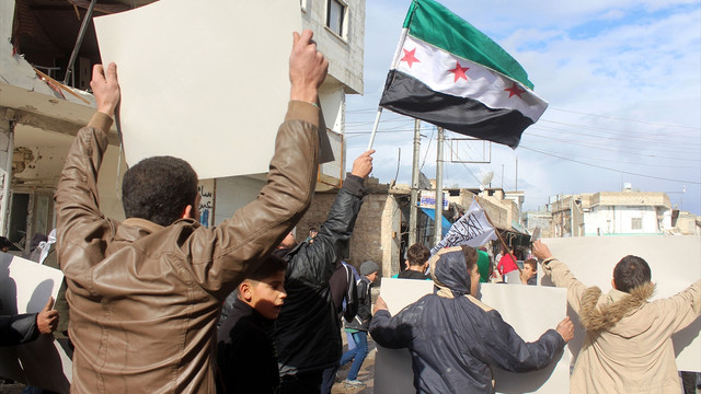 Suriye'de bombardıman altındaki Halep'e destek gösterisi