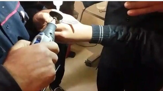 Suriyeli çocuğun parmağına sıkışan yüzüğü itfaiye çıkardı