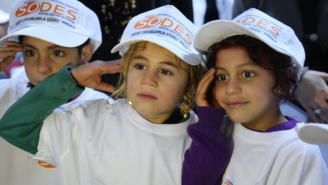 Suriyeli çocuklara kışlık ayakkabı yardımı