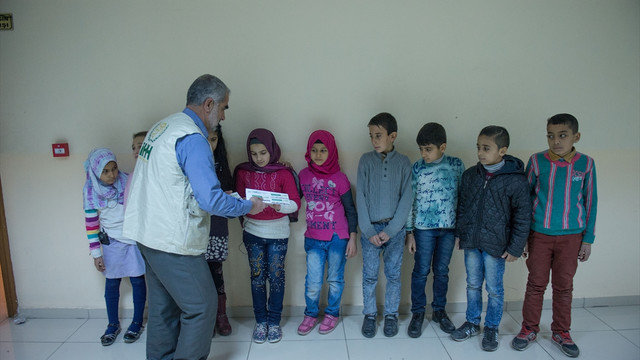 Suriyeli yetimlere yardım