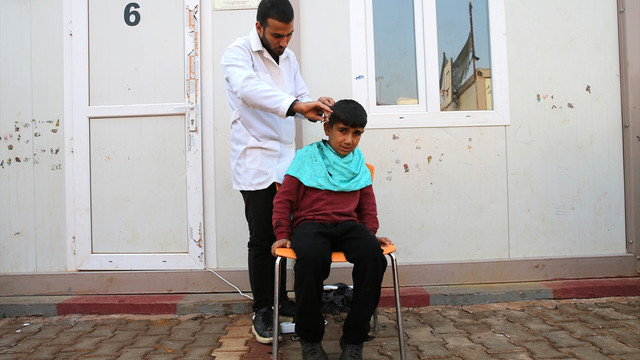 Suriyeli yetimlerin gönüllü berberi