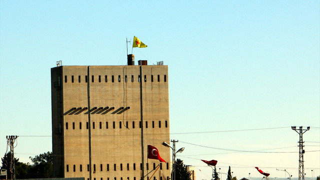 Suriyeliler PYD'nin sınıra astığı bez parçalarına tepkili