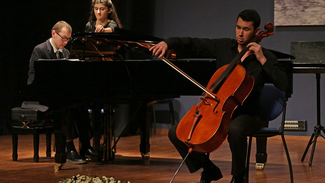 Tek parmakla çalmaya başladığı piyanoyla resital verdi