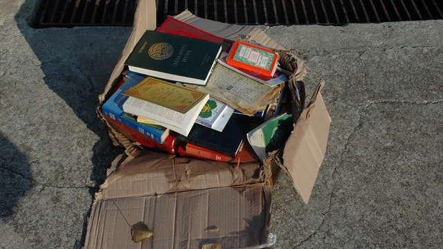 Tekirdağ'da yüzlerce kitap sahile vurdu