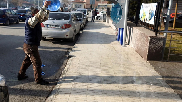 Telefon hattındaki arızayı su dökerek protesto etti